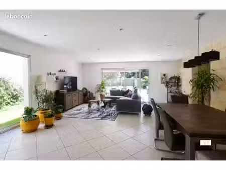 maison en pierre avec piscine sur terrain de 880 m²