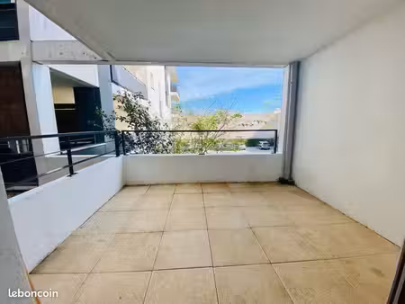 t2 terrasse et parking