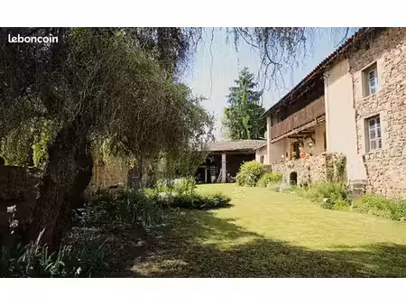 belle maison forézienne en pierre à finir de rénover – gros potentiel
