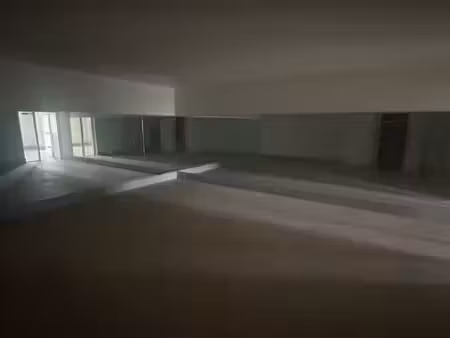 local 100 m2 avec parking