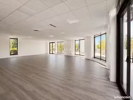 bureau 137 m²