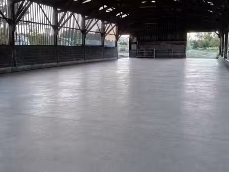 grand hangar bétonné 1950 m² — bord de mer  coutances (manche)