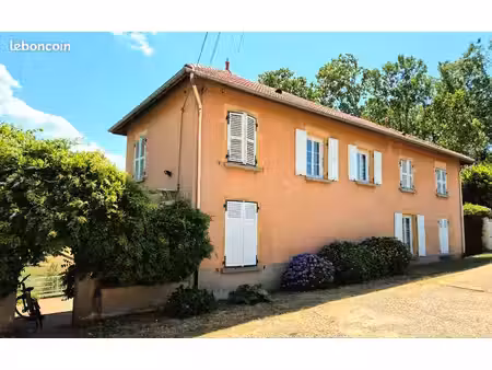 propriété 234 m2 sur grand terrain clos