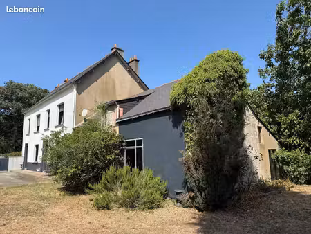 grande maison familiale avec dépendances