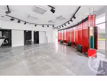local 162 m²