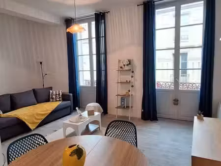 t2 meublé de 60 m² rénové — centre-ville de sainte-foy-la-grande (33220)