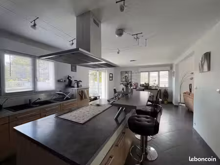 proche warmeriville  belle maison traditionnelle de 220 m2 env élevée sur 900 m2 env de te