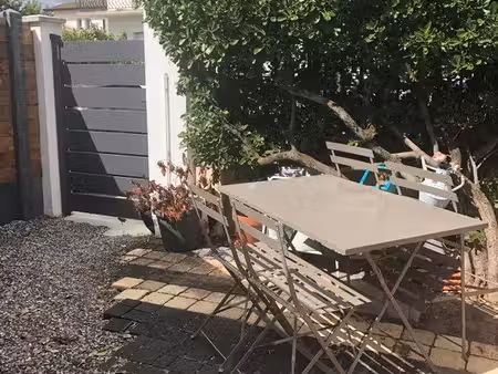 maison de ville entièrement meublée avec jardin