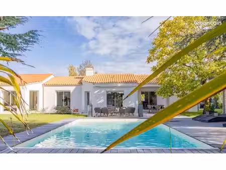 maison de plain-pied dans un cadre verdoyant avec belle piscine sur 1400m² de terrain