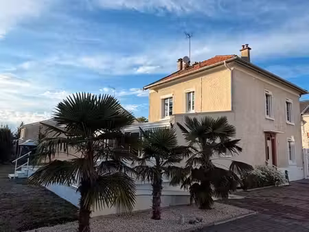jolie maison avec terrain arboré et rivière au bout du terrain