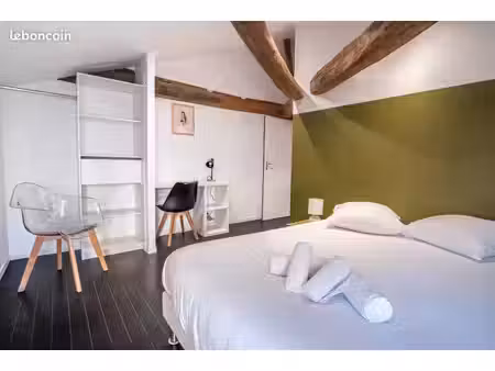 studio à louer  avec salon  cuisine  et buanderie  communes à disposition  en hyper centre