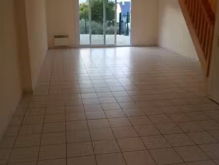 maison 95m2  3 chambres  cour  parking  disponible