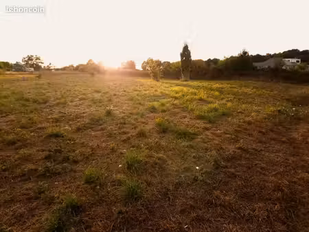 terrain constructible viabilisé de 2 500 m² – centre-bourg de réminiac