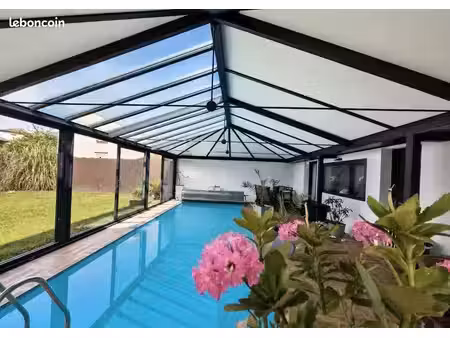 maison familiale de 120 m² avec véranda  piscine chauffée et jardin