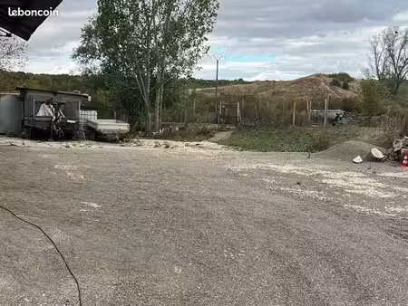location d’emplacements extérieurs pour remorques et bateaux