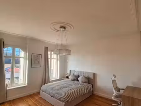appartement 92 m² entièrement rénové – 2 chambres – terrasse 12 m² – grand garage – centre