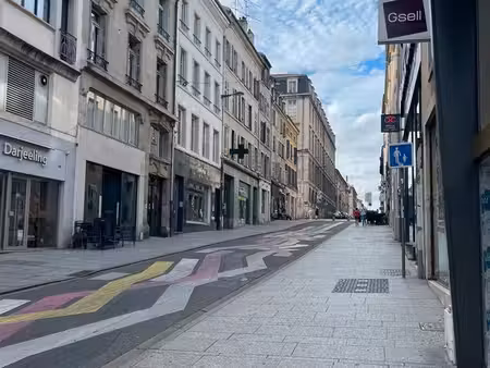 nancy centre  surface commerciale avec vitrine  rue piétonne