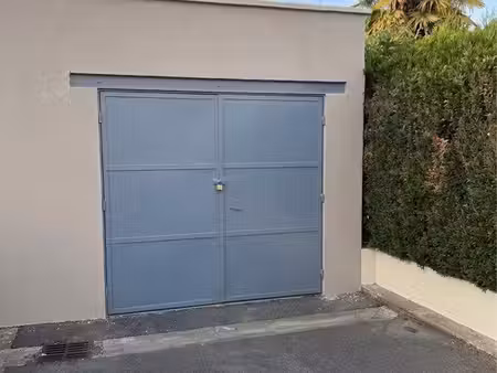 garage fermé 15 m² + place de stationnement privative 18 m² — corbehem