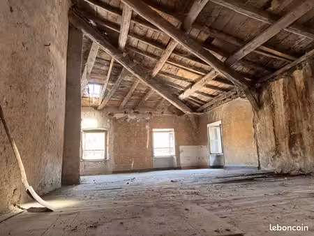 champeix centre – ensemble immobilier de 125 m² – 3 plateaux curés à aménager