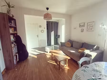 maison chaleureuse avec jardin et vue dégagée – locminé