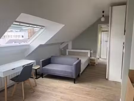 studio meublé refait à neuf 300 m du port pour étudiant(e) disponible immédiatement