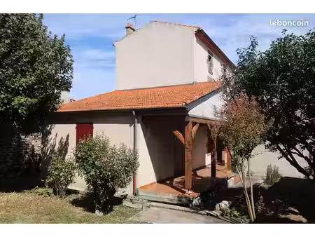 maison avec jardin (250 m2)  2 cours  grande grange et dépendances