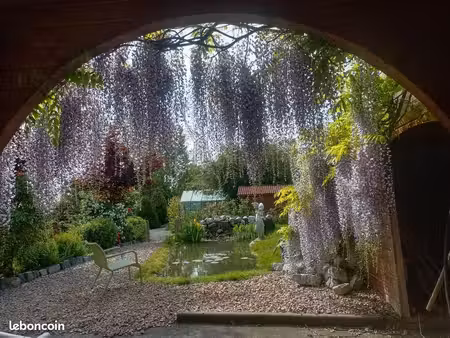 maison en campagne rénovée récemment avec grand jardin paysager 299 999