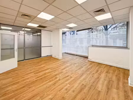 entre les métro ternes et pereire  dans un immeuble moderne  à louer une surface de bureau