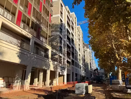 local commercial avec conduit d'extraction