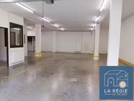 grand local commercial - 178 m² avec bel espace de stockage