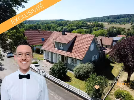 maison rénovée face d'un parc et terrain de jeux