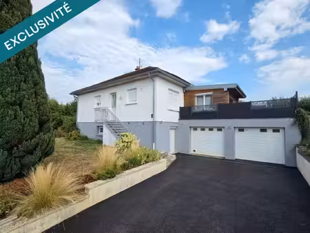 maison avec 14 panneaux photovoltaïques et pompe a chaleur