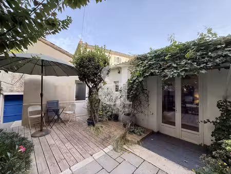 un plain-pied atypique avec cour végétalisée et vaste remise