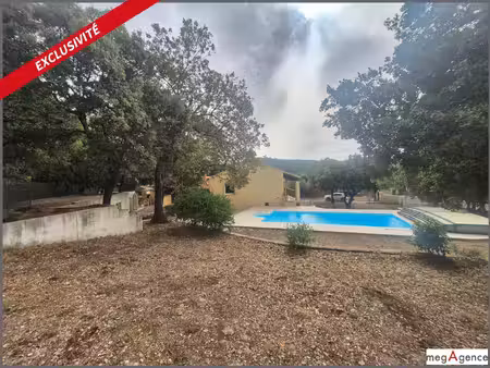 villa lumineuse  piscine  avec un grand sous-sol