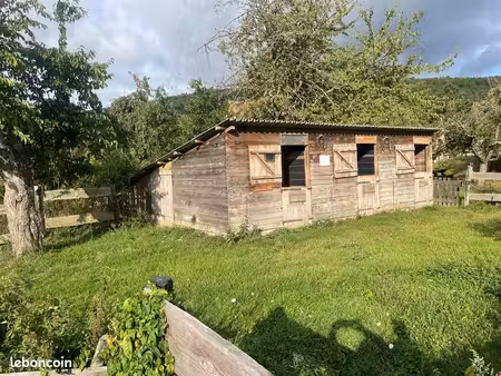 3 boxes à chevaux