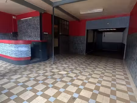 local commercial avec grands espaces annexes & cour