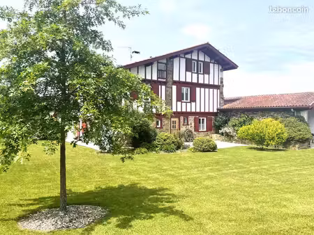 grande maison labourdine avec piscine