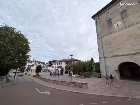 mur local commercial avec vitrine cœur village