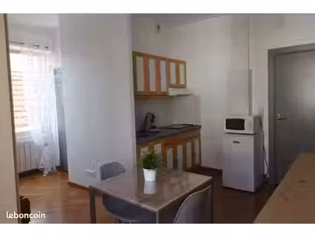 location studio meublé