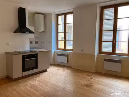 joli studio lumineux et harmonieux
