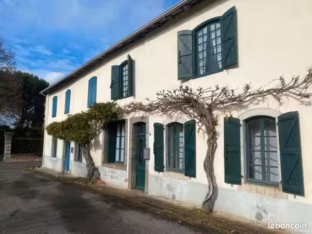 propriété - 2 maisons de village avec grand jardin commun