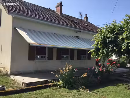 maison individuelle située à la campagne dans un quartier très calme