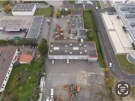 deux bâtiments indépendants d’environ 1000m2 chacun - bureaux et espaces de stockage