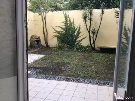 vends ensemble immobilier à mâcon  rue piétonne  comprenant à magasin murs et fonds de com