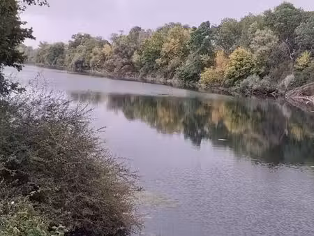 rare : maison en terrasse au dessus d'une belle rivière