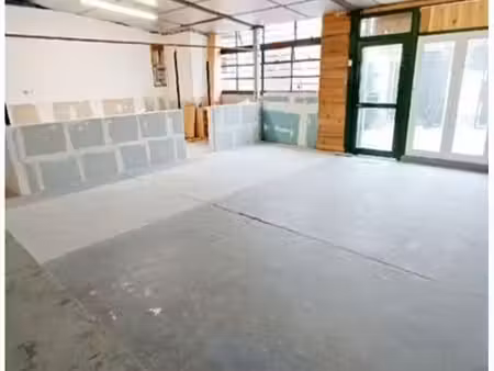 local 100 m2 + cour 40m2 quartier joffre