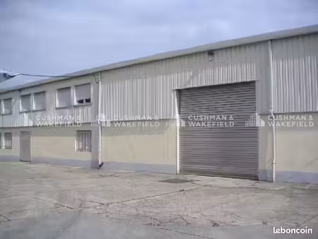 local 330 m²