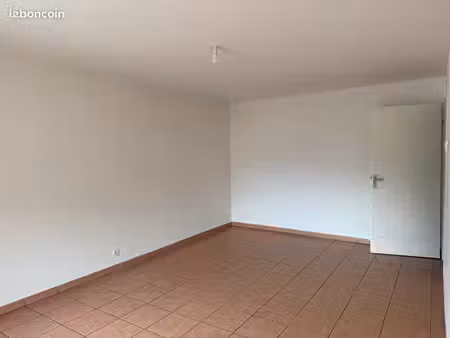 appartement t2 avec parking couvert situé dans un quartier calme et recheché  baigné de so