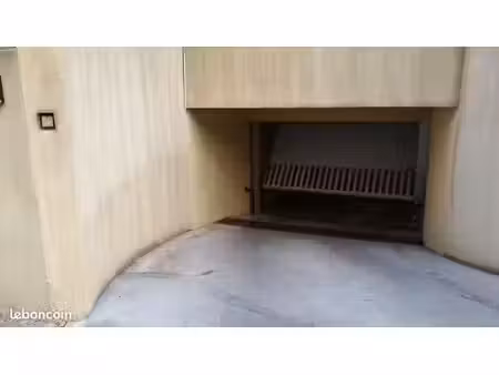 garage 12 m2 à hyères - motos ou petite voiture