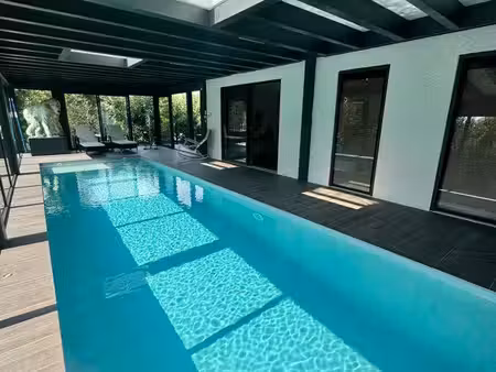 maison familiale piscine intérieure